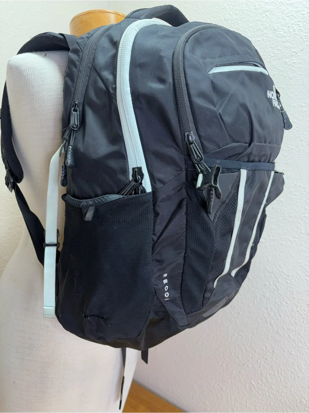The North Face Recon Backpack Black FlexVent Hiking Travel Laptop Daypack 30L